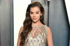 Inspirasi Dekorasi Pertunangan ala Hailee Steinfeld, Bertabur Bunga