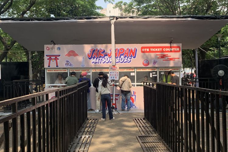 Selain online, tiket Jak-Japan Matsuri 2025 juga bisa dibeli langsung di tempat (on the spot) seharga Rp 50.000 per orang per hari.
