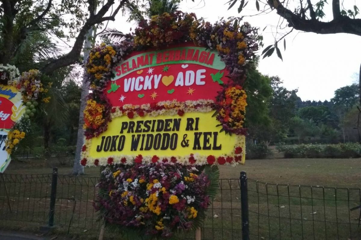 Karangan bunga ucapak selamat menikah dari Presiden Joko Widodo untuk Vicky Shu dan Ade Imam, di Candi Borobudur, Sabtu (23/9/2017).