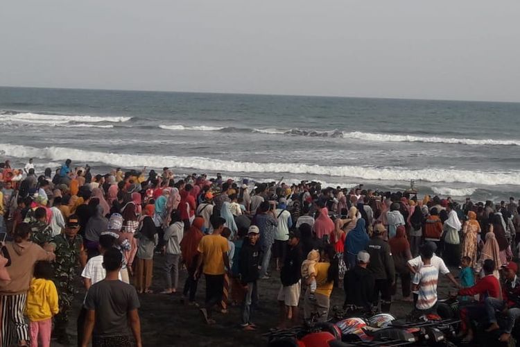 Ribuan orang memadati pantai Jatimalang dalam kegiatan sedekah laut menyambut bulan Sura pada Minggu (31/7/2022)