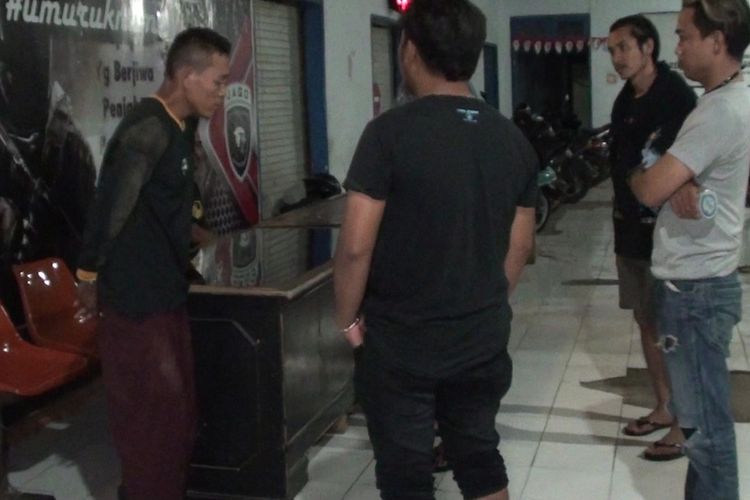 IF (31) tengah menjalani interigasi di Posko Jatanras Polres Gowa, Sulawesi Selatan lantaran mencabuli seorang remaja hingga hamil. Rabu, (12/10/2022).