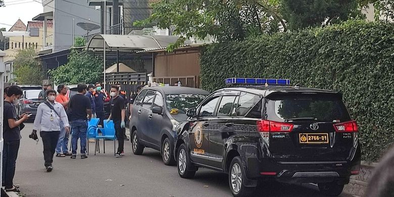 Polisi kembali melakukan olah tempat kejadian perkara (TKP) di rumah dinas Kepala Divisi Profesi dan Pengamanan (Propam) Polri Irjen Ferdy Sambo di kawasan Duren Tiga, Pancoran, Jakarta Selatan, Rabu (13/7/2022).