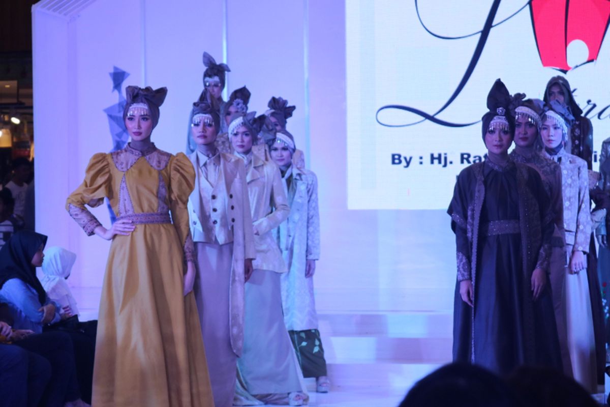 Koleksi busana Lentera yang dipamerkan pada Palembang Fashion Week 2018, Minggu (1/4/2018).