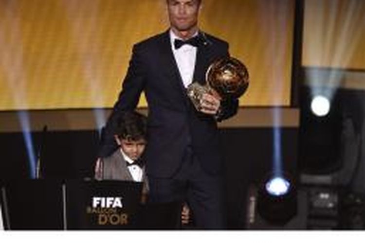 Penyerang Real Madrid dan Portugal, Cristiano Ronaldo (kanan), berpose dengan putranya, Cristiano Jr, saat menerima penghargaan FIFA Ballon d'Or 2014 di Kongresshaus, Zurich, Senin (12/1/2015).