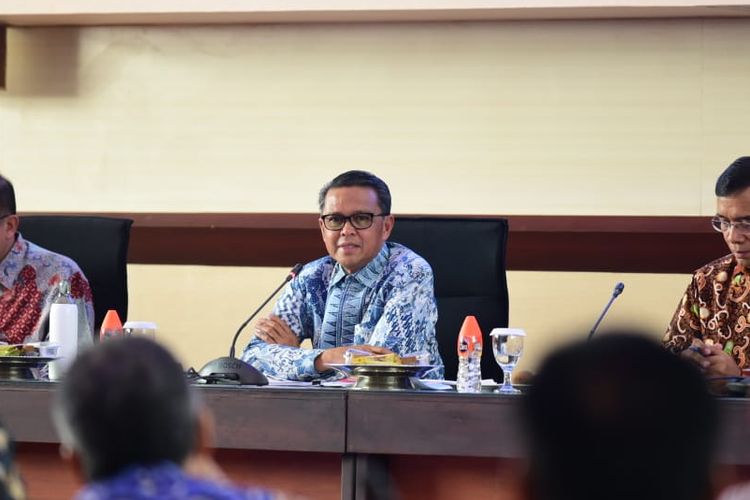 Gubernur Sulawesi Selatan (Sulsel) Nurdin Abdullah (tengah) saat memimpin High Level Meeting Tim Pengendalian Inflasi Daerah (TPID) Provinsi Sulawesi Selatan dan Kabupaten Kota Se-Sulawesi Selatan, di Kantor Gubernur Sulsel, Jumat (15/11/2019).