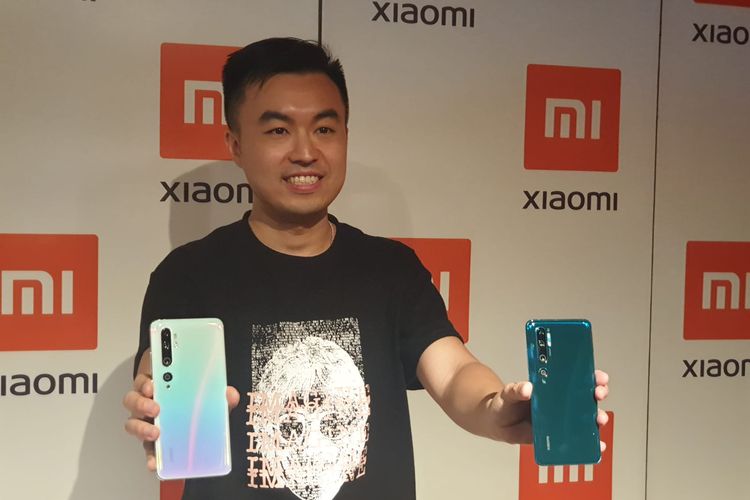 Country Director Xiaomi Indonesia, Alvin Tse memamerkan Mi Note 10 Pro saat konferensi pers.