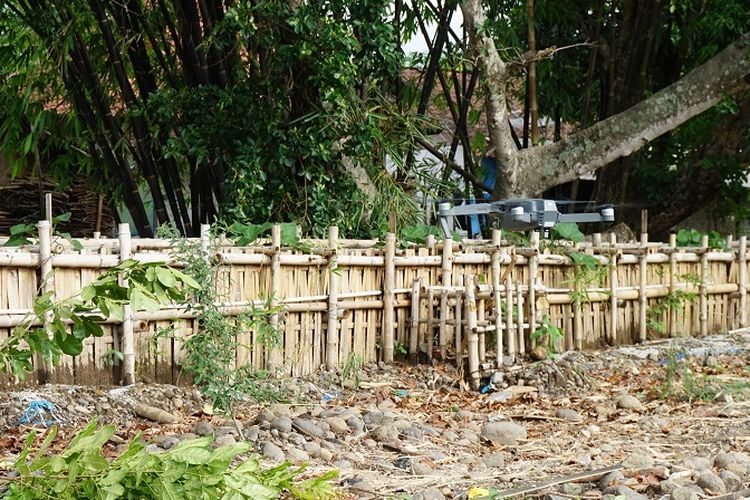 Bambu digunakan sebagai tanggul untuk mengatasi masalah banjir di Sungai Cijangkelok, Kabupaten Kuningan.