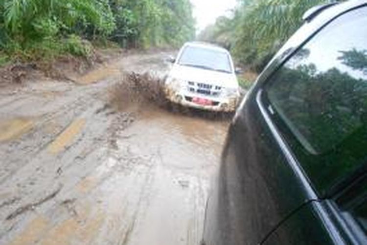 Jalan desa di Kabupaten Seluma, Bengkulu yang menghubungkan puluhan desa rusak berat