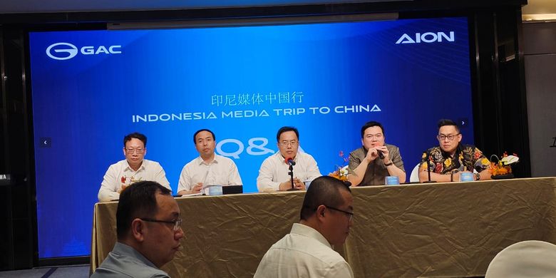 Direktur Indomobil Group Andrew Nasuri (kedua dari kanan) saat memberi keterangan pers dalam sesi tanya jawab di Guangzhou, China, Senin (21/4/2025).