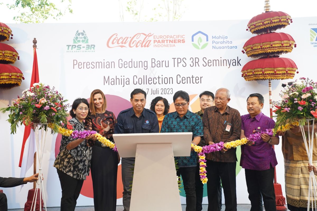 Coca Cola Europacific Partners (CCEP) Indonesia bersama dengan Pemerintah Kabupaten Badung meresmikan gedung sarana prasarana tambahan TPS 3R Seminyak, di Bali, Jumat (7/7/2023).