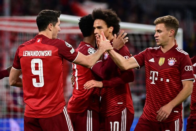 Para pemain Bayern Muenchen merayakan gol Robert Lewandowski ke gawang Benfica pada laga matchday keempat Grup E Liga Champions 2021-2022 di Stadion Allianz Arena, Rabu (3/11/2021) dini hari WIB.