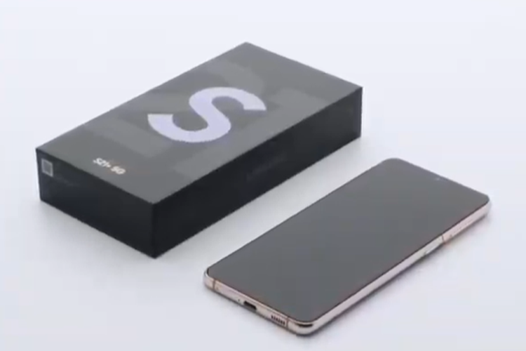 Kotak kemasan Galaxy S21 yang kini tidak dibekali kepala charger.