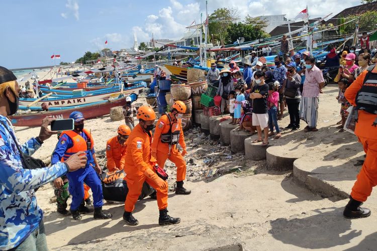 Proses evakuasi jenazah yang ditemukan di Pantai Kedonganan Bali, Kamis (19/8/2021) 