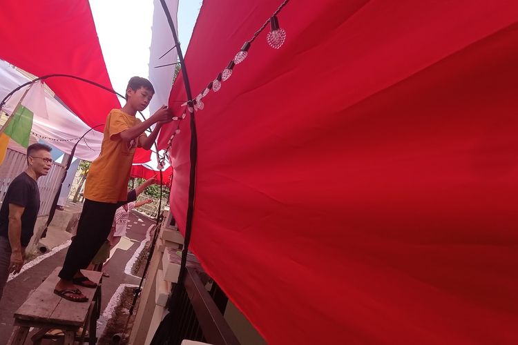 Terowongan bendera merah putih sepanjang 400 meter dibangun warga Cianjur, Jawa Barat di atas ruas jalan gang dalam rangka menyambut HUT ke-79 kemerdekaan RI.