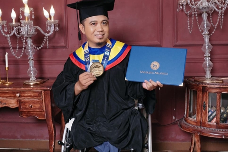 Kehilangan 2 Kaki, Rozi Dosen Akuakultur Unair Lulus S3 dengan IPK 4,00