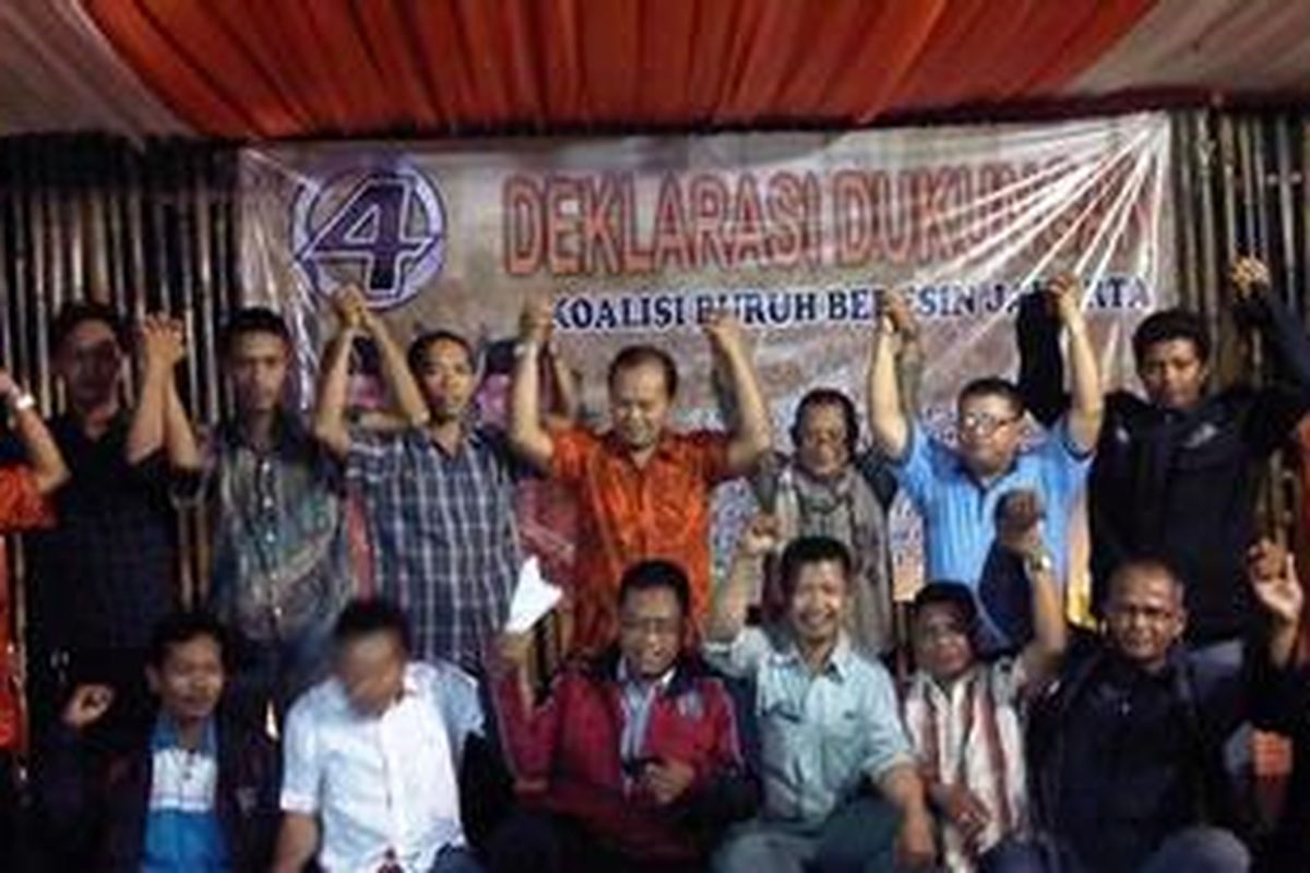 Hidayat Nur Wahid (tengah-mengenakan batik oranye) berfoto bersama perwakilan koalisi buruh DKI Jakarta, di Hidayat-Didik Centre, Jalan Warung Buncit No. 30, Jakarta Selatan, Selasa (19/6/2012). Koalisi buruh DKI Jakarta mendeklarasikan dukungan mereka untuk Hidayat-Didik agar Hidayat-Didik memenangkan Pilkada DKI Jakarta 2012.