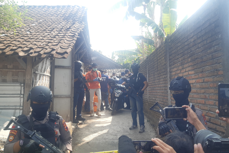 Tim Densus 88 dan Tim Inafis Polres Boyolali melaksanakan olah tempat kejadian perkara di rumah terduga teroris S di Desa Trayu, Banyudono, Boyolali, Jawa Tengah, Jumat (4/8/2023).