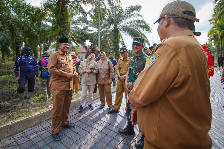 Asisten Teritorial (Aster) Kepala Staf Angkatan Darat (Kasad) Joko Hadi Susilo meninjau sejumlah titik kegiatan Tentara Nasional Indonesia (TNI) Manunggal Membangun Desa (TMMD) ke-119 di Kecamatan Sabak Auh, Siak, Selasa (5/3/2024).