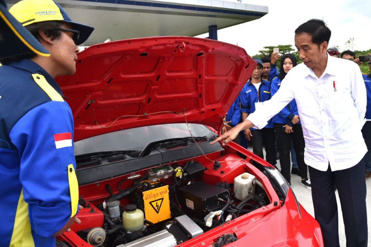Presiden Joko Widodo melihat-lihat mobil listrik Ezzy II karya ITS dan yang dijajalnya saat peresmian Tol Surabaya-Mojokerto, Selasa (19/12/2017).