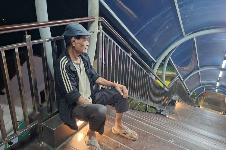 Kala Lansia Tertatih dan Kesakitan Menapaki Tangga JPO Lenteng Agung karena Lift Rusak