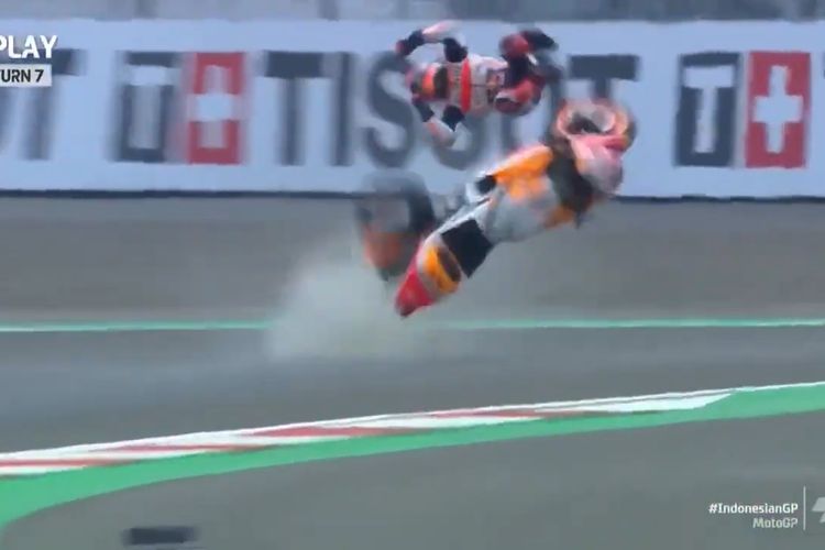 Pebalap Repsol Honda Team Marc Marquez jatuh saat sesi pemanasan MotoGP di Pertamina Mandalika International Street Circuit, Lombok Tengah, NTB, Minggu (20/3/2022). Kecelakaan ini untuk yang keempat kalinya dialami Marc Marquez di MotoGP Mandalika.