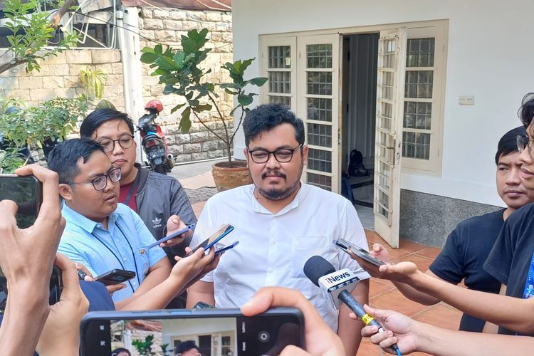 Juru bicara Timnas Anies-Muhaimin, Angga Putra Fidrian saat ditemui di Rumah Pemenangan Timnas Amin di Jalan Diponegoro 10, Jakarta Pusat, Senin (11/12/2023).