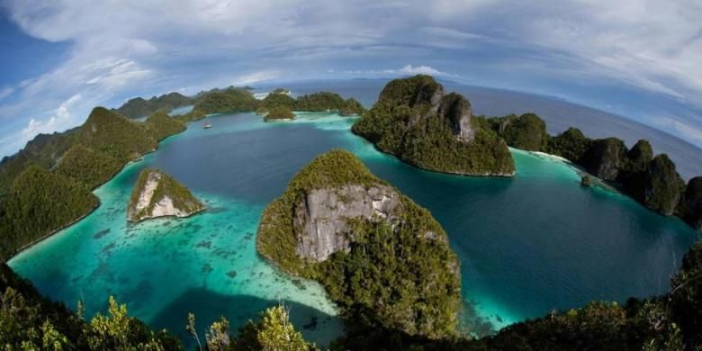 Kepulauan Wayag di Raja Ampat, Papua Barat, tempat terumbu karang dan aneka macam ikan. Surga keanekaragaman hayati.