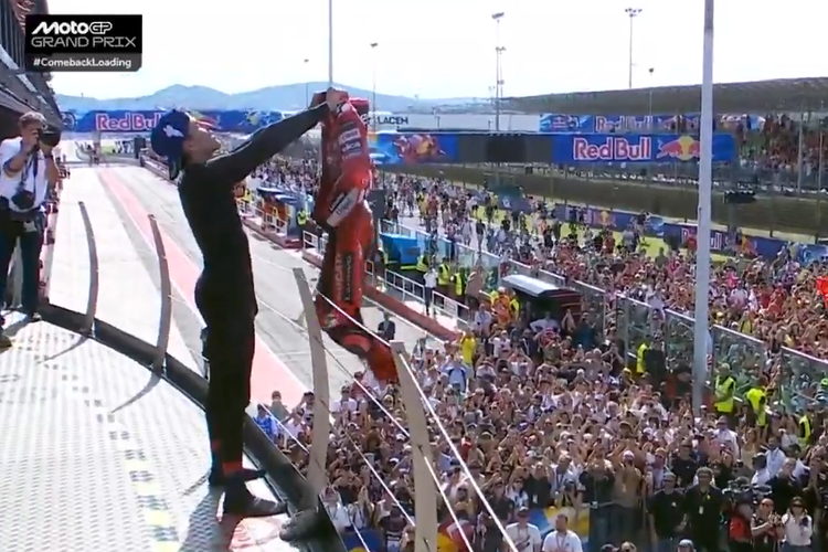 Marc Marquez (Ducati) melakukan selebrasi ala Lionel Messi di podium usai melintasi garis finish tercepat di MotoGP San Marino 2025 pada Minggu (14/9/2025) dan membuatnya makin dekat dengan gelar juara dunia MotoGP 2025.