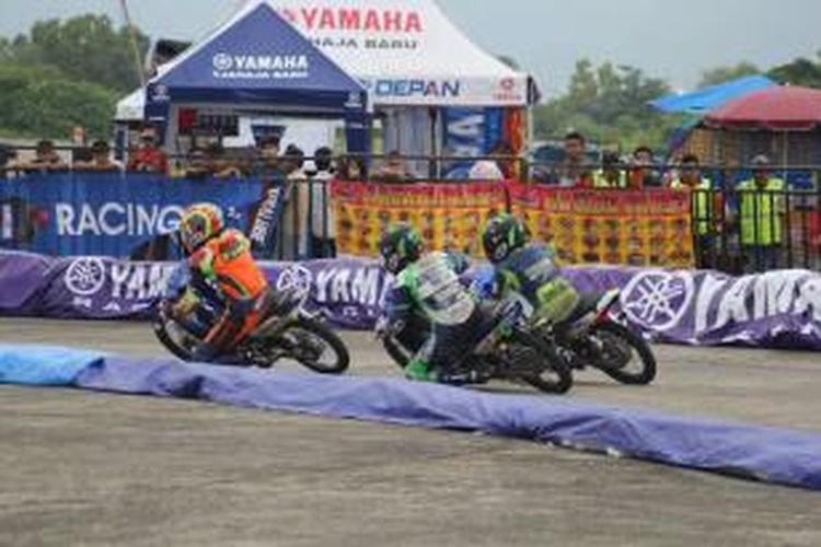 Para pebalap beraksi pada kualifikasi Yamaha Cup Race Seri Ketiga di Sirkuit Lanud Tabing, Padang, Sabtu (6/6/2015).