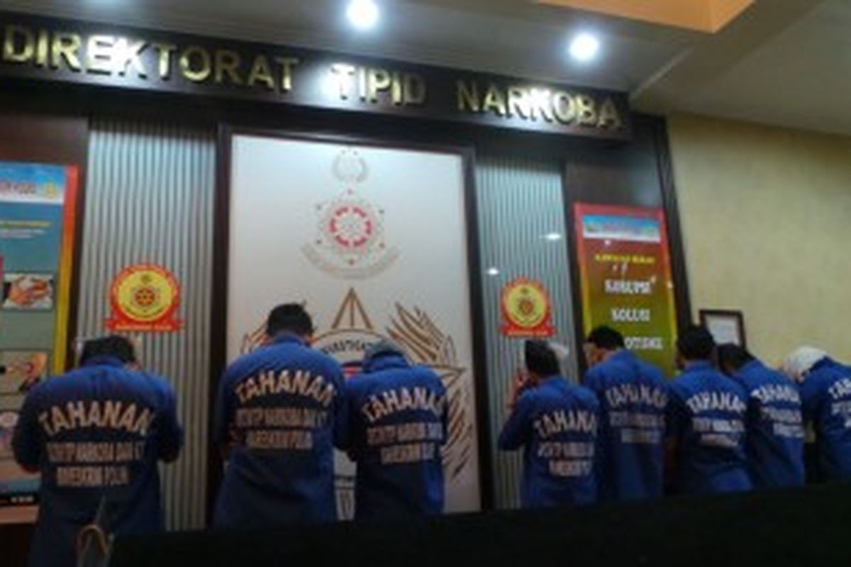 Sembilan kurir pemasok ekstasi di dalam negeri ditangkap aparat Direktorat Tindak Pidana Narkotika Mabes Polri di Medan. 