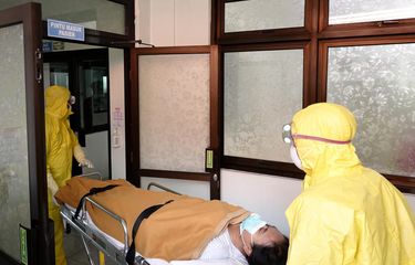 Petugas kesehatan dalam pakaian pelindung saat latihan penanganan kasus virus corona (SARS-CoV-2) di rumah sakit di Denpasar, Bali, EPA-EFE/MADE NAGI