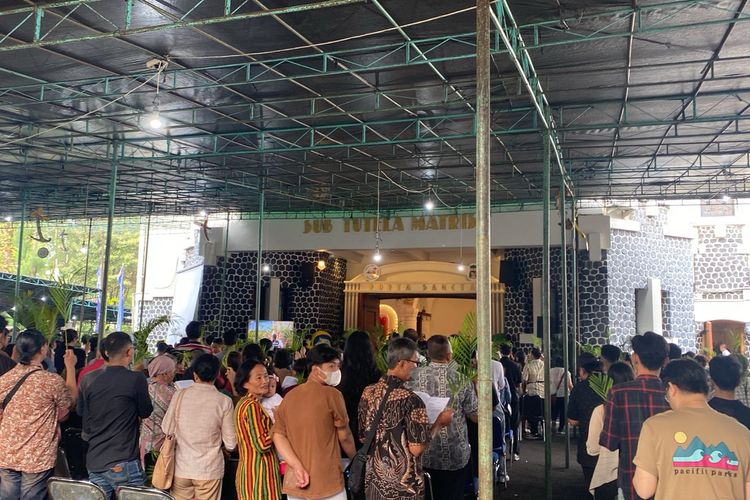 Menengok Perayaan Minggu Palma di Semarang, Gereja Katedral Dipenuhi Ribuan Umat Katolik 