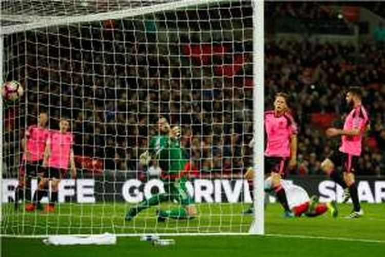 Daniel Sturridge mencetak gol Inggris ke gawang Skotlandia pada partai Kualifikasi Piala Dunia 2018 zona Eropa di Stadion Wembley, Jumat (11/11/2016).