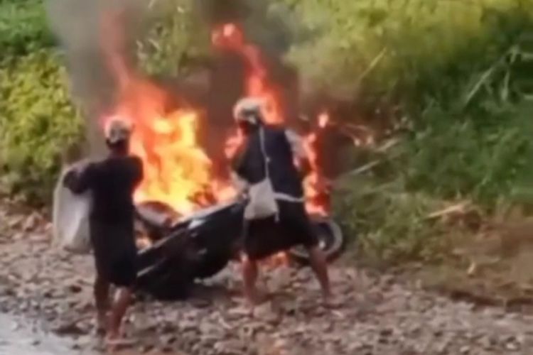 Petugas dari Baduy Dalam membakar sepeda motor milik warga yang melanggar aturan adat, Jumat (2/7/2021)