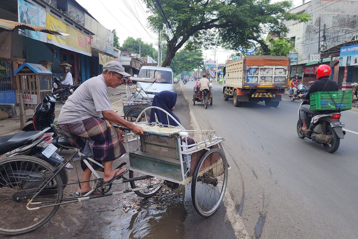 Nursalim, tukang becak asal Pasuruan Jawa Timur yang sukses mengarkan 3 anaknya jadi sarjana dan menjadi guru, Rabu (15/01/2025) 