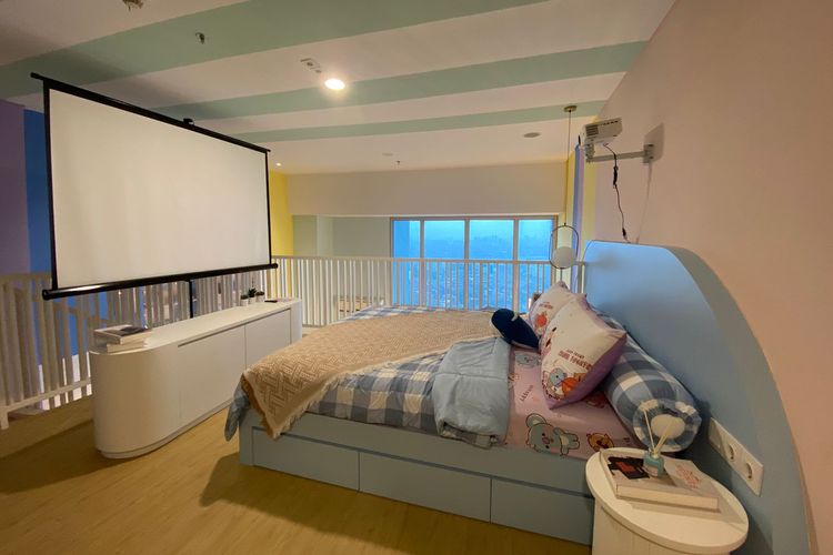 Fasilitas berupa tempat tidur dan proyektor 70 inchi yang tersedia di kamar bertema BTS, Sarang Army, di Jakarta Barat.