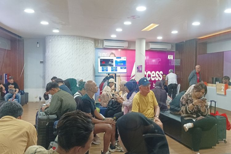 8 KA Batal Berangkat, Stasiun Gambir Dipadati Penumpang yang Refund Tiket 