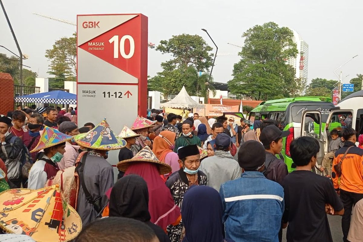 Sejumlah buruh mulai berdatangan ke kawasan Jalan Gerbang Pemuda, Jakarta Pusat, Sabtu (14/5/2022).