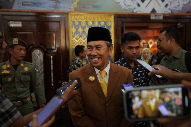 Syamsuar saat diwawancarai wartawan usai mengumumkan mundur dari Gubernur Riau, di gedung DPRD Riau di Pekanbaru, Kamis (5/10/2023).