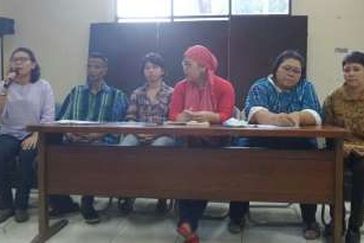 Sejumlah perempuan warga eks Gafatar, didampingi LBH Jakarta dan LSM pemerhati Perempuan memberikan keterangan di kantor LBH Jakarta, Jakarta Pusat, Rabu (8/6/2016). Mengaku mendapat kekerasan saat evakuasi paksa warga dari Kalimantan pada awal Januari 2016 lalu.
