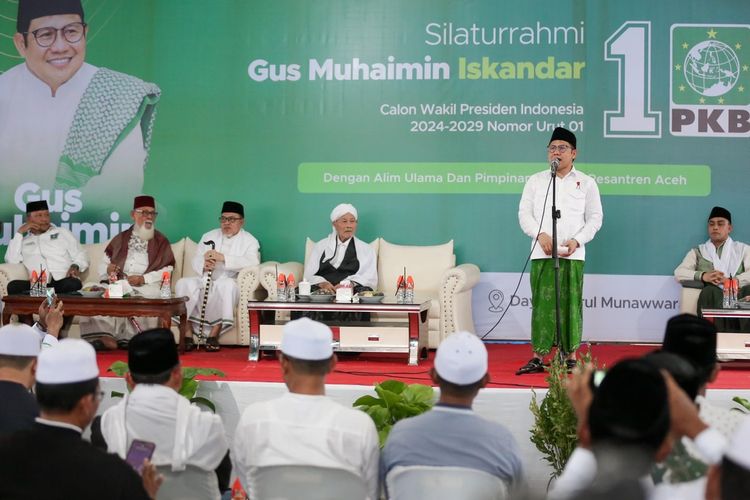 Cawapres nomor urut 1 Muhaimin Iskandar di Pesantren Darul Munawaroh, Kuta Krueng, Pidi Jaya, Aceh, Selasa (5/12/2023).