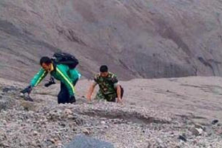 Tim ekspedisi TNI melihat kondisi Gunung Kelud pascaerupsi, Sabtu (22/3/2014). 
 