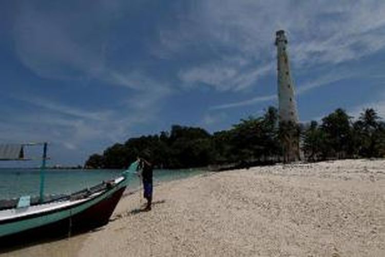 Pemandangan Pulau Lengkuas dengan daya tarik mercusuar tua di Belitung, Jumat (15/4/2011). Pulau Belitung terkenal dengan keindahan lokasi wisata pantai pasir putih berbatu granit artistik. 