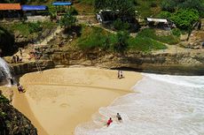 Menjelajah Banyu Tibo, Pantai dengan Air Terjun Tepi Laut di Pacitan