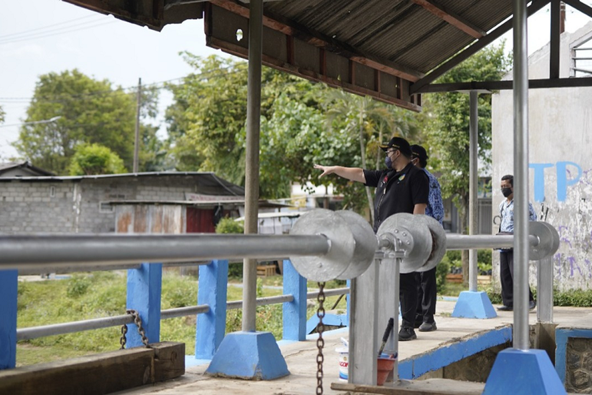 Bupati Kediri Hanindhito Himawan Pramana saat meninjau Pintu Air Pare. 
