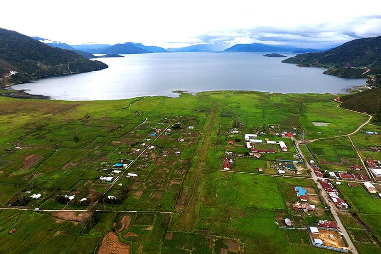 Foto aerial Kampung Obano di Distrik Paniai Barat, Papua, Kamis (29/11/2018). Meski dengan upaya distribusi yang tidak mudah, program BBM satu harga menjadi sangat vital bagi masyarakat pedalaman Papua guna mendukung berbagai aktivitas mereka.