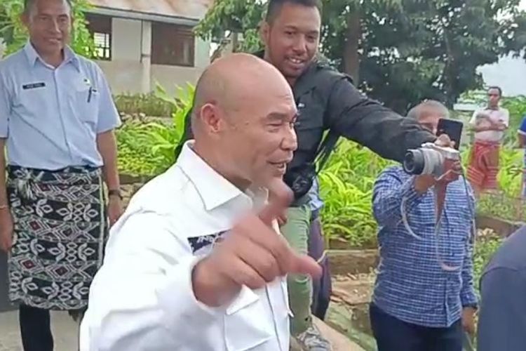 Gubernur Nusa Tenggara Timur (NTT) Viktor Bungtilu Laiskodat, saat menunjuk ke arah wartawan, yang menanyakan dasar hukum SMA dan SMK masuk sekolah pukul 05.30 Wita