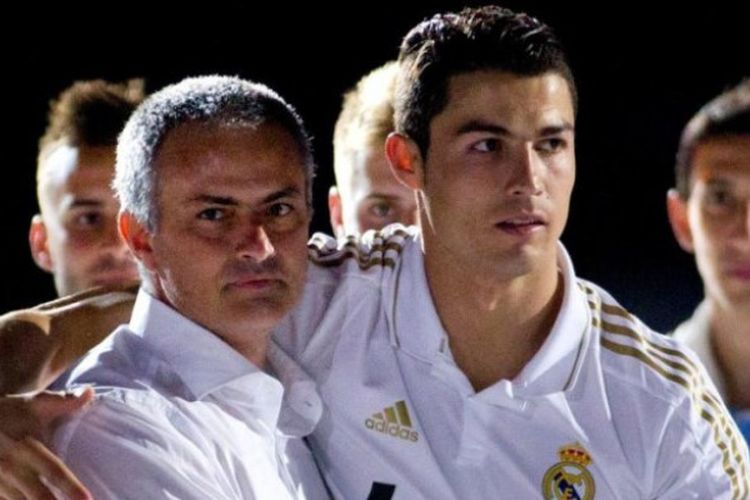 Jose Mourinho (kiri) dan Cristiano Ronaldo saat merayakan kesuksesan Real Madrid menjuarai Liga Spanyol di Stadion Santiago Bernabeu, Madrid, 13 Mei 2012.