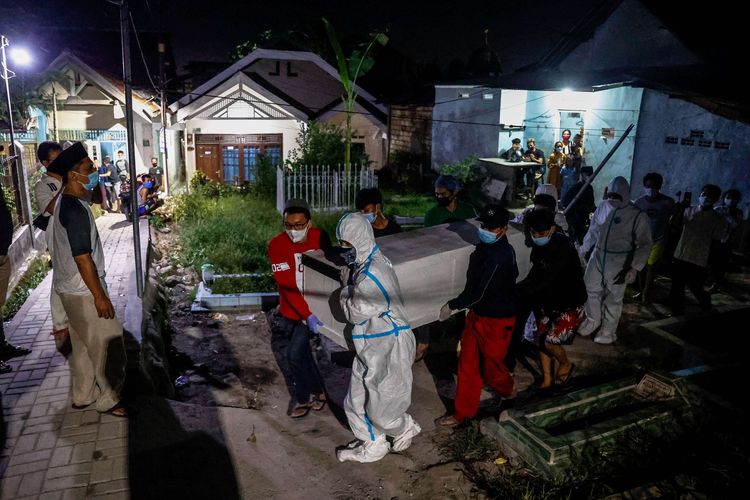 Keluarga dan warga mengangkat peti pasien Covid-19 yang meninggal saat melakukan isolasi mandiri menuju mobil ambulans di Bogor, Jawa Barat, Minggu (11/7/2021). Pasien meninggal dunia saat menjalani isolasi mandiri (isoman) di rumah. Pemerintah Kota (Pemkot) Bogor bekerja sama dengan Polresta Bogor Kota menyediakan nomor hotline (WhatsApp) untuk penanganan jenazah pasien Covid-19 saat isolasi mandiri dengan nomor 0811-1173-165.