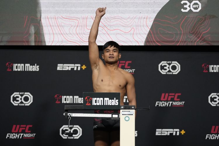 Jeka Saragih berpose dalam sesi timbang badan di UFC Apex, Las Vegas, Amerika Serikat, 3 Februari 2023 jelang duel melawan Anshul Jubli.
